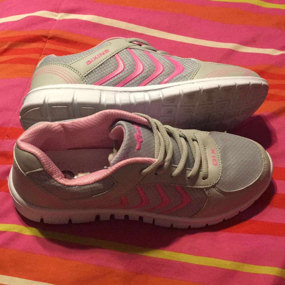 Tennis shoes